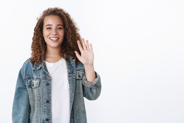 Amigável carismático agradável relaxado europeu gordinho de cabelos cacheados elegante mulher acenando a palma levantada olá oi gesto sorridente saudação amigo alegremente dando boas-vindas ao hóspede diga adeus fundo branco