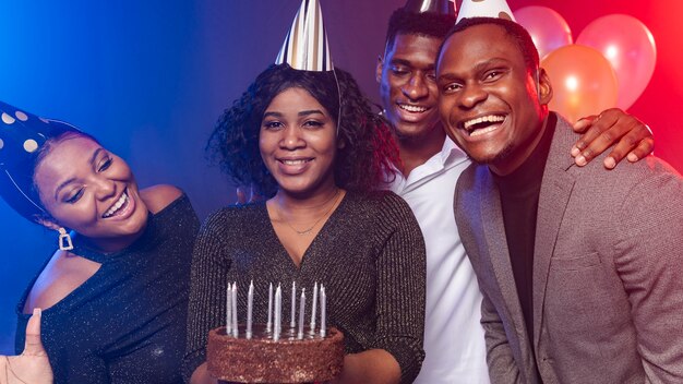 Amigo de vista frontal e bolo de feliz aniversário