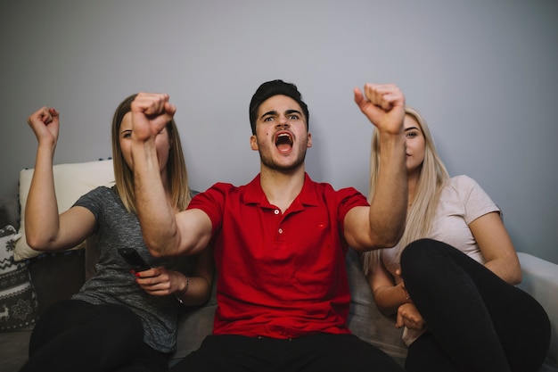 Foto grátis amigo, regozijando-se enquanto assiste tv