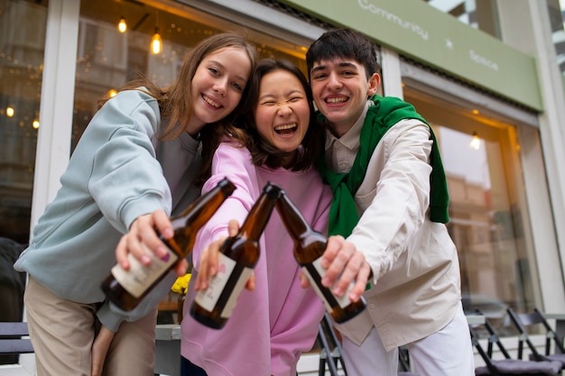 Foto grátis amigos a beberem kombucha.