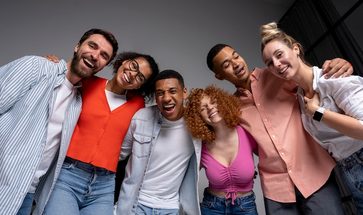 Foto grátis amigos a dar uma festa cheia em casa.