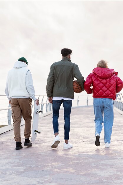 Amigos a desfrutar da vida offline.