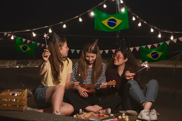Amigos a divertir-se ao ar livre.