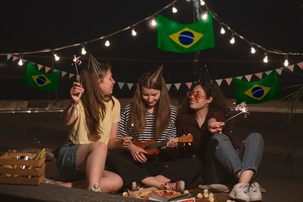 Amigos a divertir-se ao ar livre.