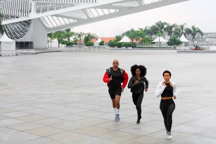 Foto grátis amigos a treinarem juntos ao ar livre