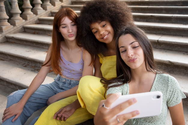 Foto grátis amigos adolescentes passando um tempo juntos