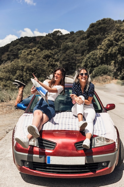 Foto grátis amigos agradáveis ​​tirando sarro na viagem de férias