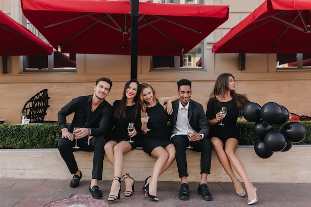 Foto grátis amigos alegres bebendo champanhe em festa ao ar livre