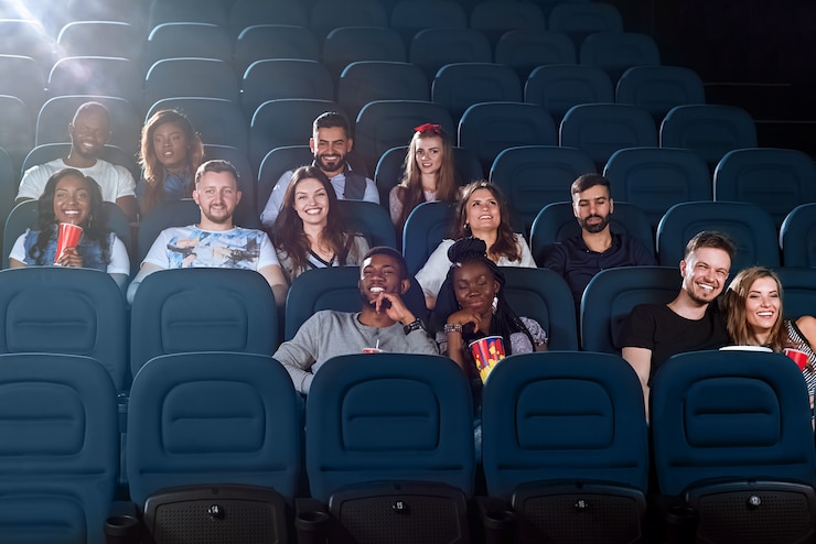 Foto grátis amigos alegres juntos no cinema