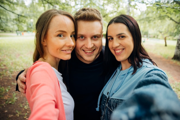 Amigos alegres que relaxam no parque