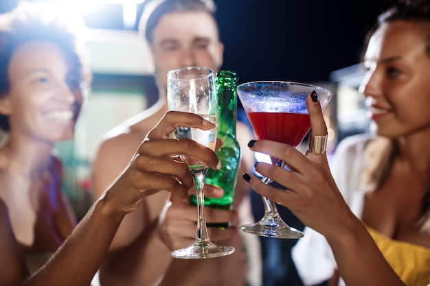 Foto grátis amigos alegres, sorrindo, regozijando-se, descansando na festa perto da piscina