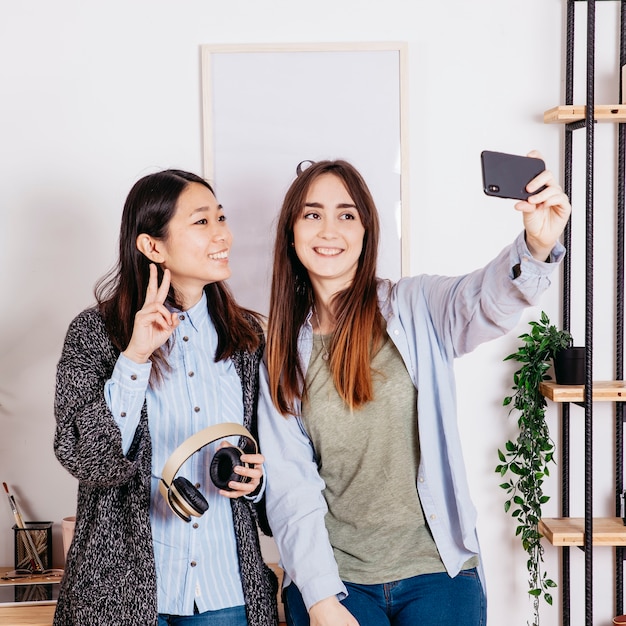 Amigos alegres tomando selfie