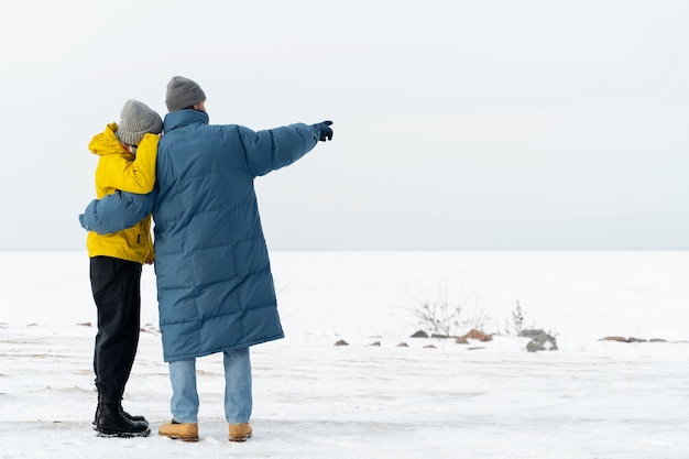 Foto grátis amigos aproveitando a viagem de inverno