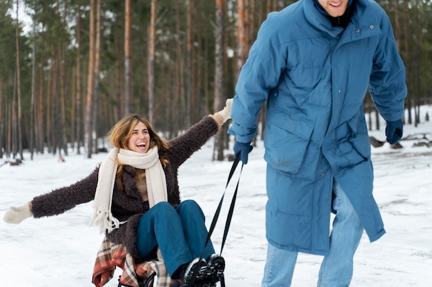 Amigos aproveitando a viagem de inverno