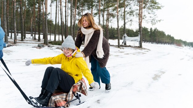 Amigos aproveitando a viagem de inverno