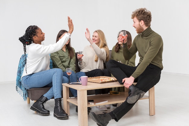 Foto grátis amigos, aproveitando o almoço juntos