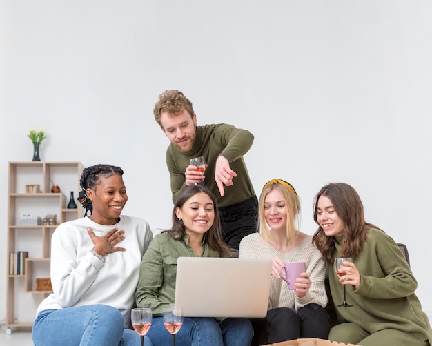 Amigos, aproveitando o almoço juntos