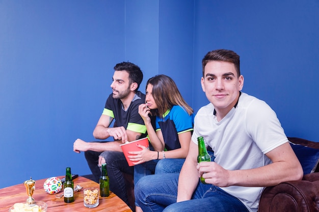 Foto grátis amigos assistindo futebol no sofá