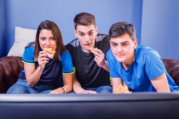 Foto grátis amigos assistindo futebol