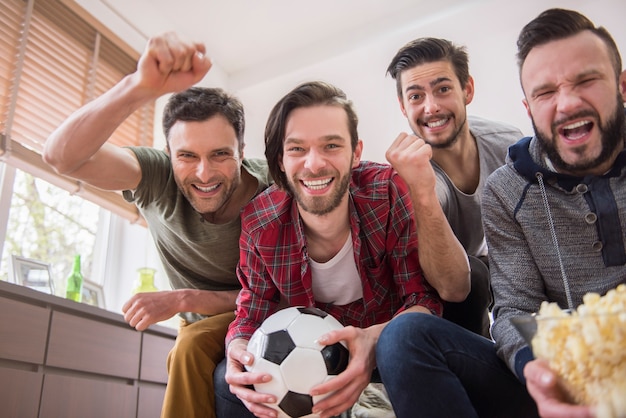 Foto grátis amigos assistindo jogo de futebol