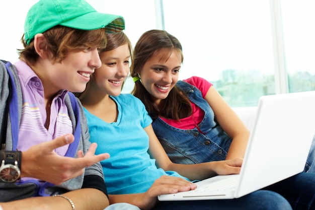 Foto grátis amigos assistindo vídeo engraçado no portátil