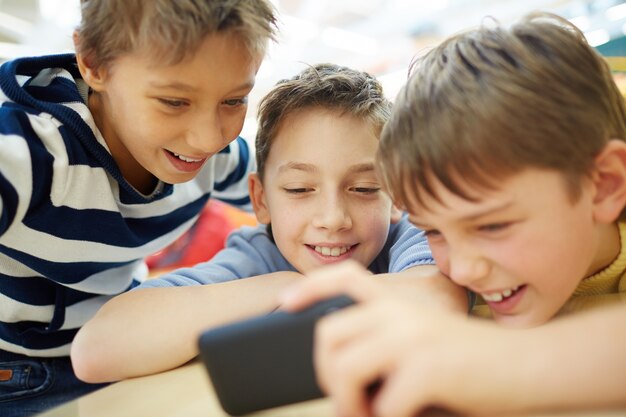 Amigos assistindo vídeos em um smartphone