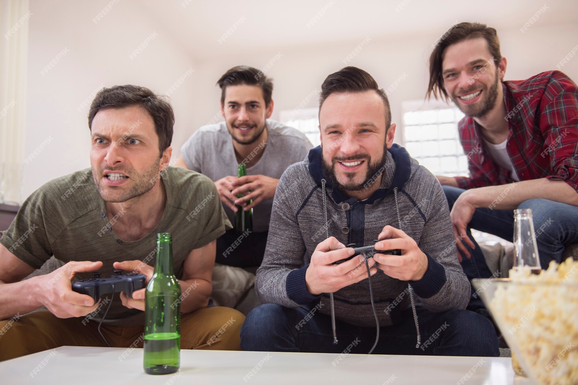 Conceitual assistir jogo de futebol no sofá na televisão com garrafas de  cerveja e tigela de pipoca em amigos apreciando jogo de futebol TV fotos,  imagens de © TheVisualsYouNeed #193389504