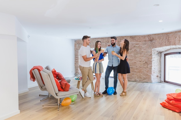 Amigos bebendo e conversando em casa