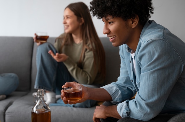 Amigos bebendo kombucha