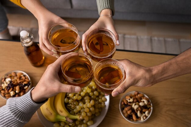 Amigos bebendo kombucha