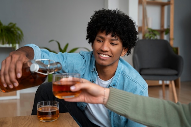 Amigos bebendo kombucha