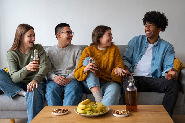 Amigos bebendo kombucha