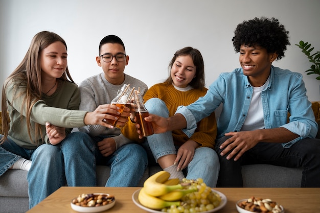 Amigos bebendo kombucha