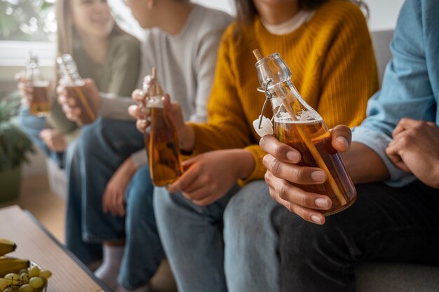 Amigos bebendo kombucha