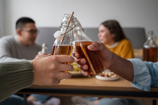 Amigos bebendo kombucha