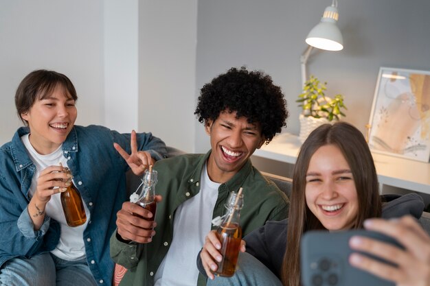 Amigos bebendo kombucha