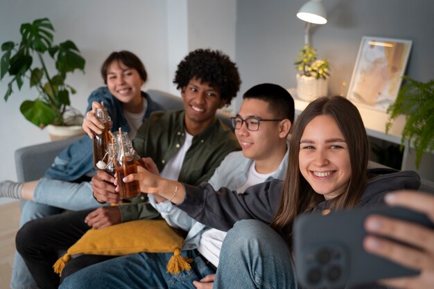 Amigos bebendo kombucha