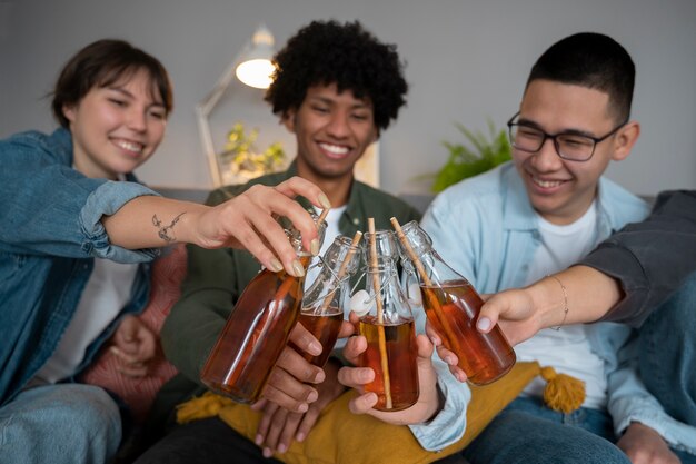 Amigos bebendo kombucha