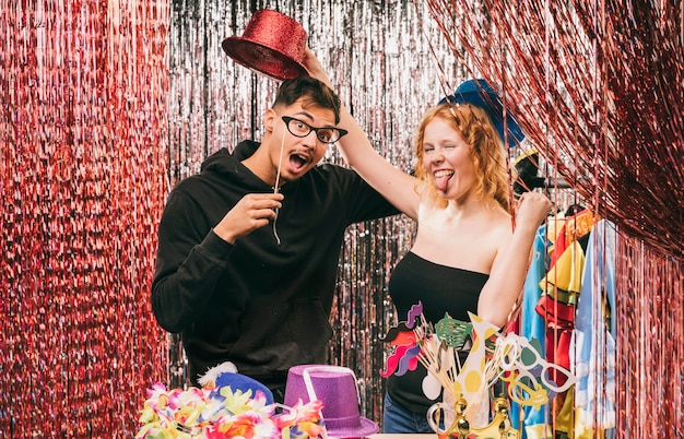 Foto grátis amigos brincalhão na festa de carnaval