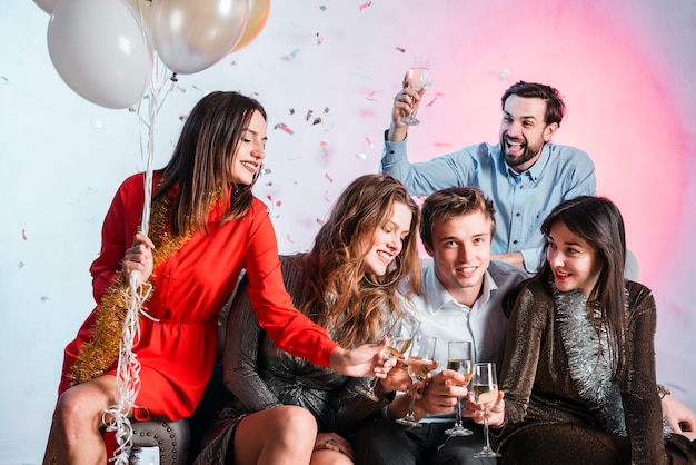 Foto grátis amigos brindando em uma festa de ano novo