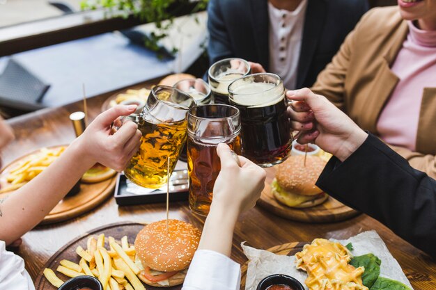 Amigos, brindar, com, cerveja, em, restaurante