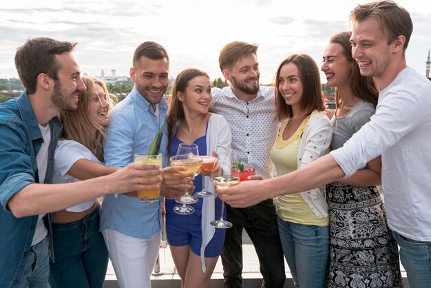 Amigos, brindar, em, um, partido terraço