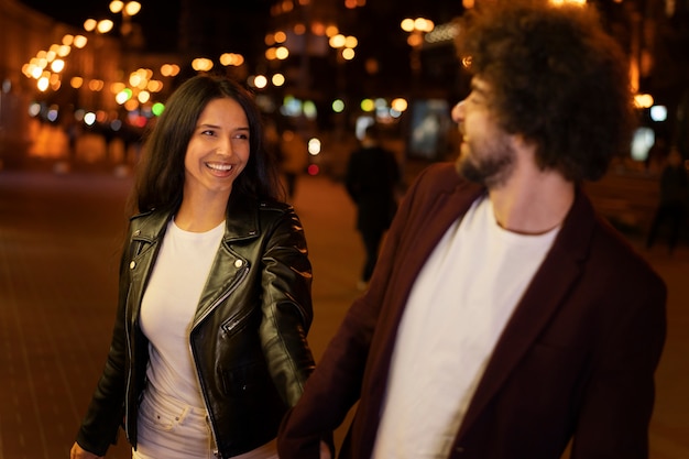 Foto grátis amigos caminhando juntos durante uma noite fora