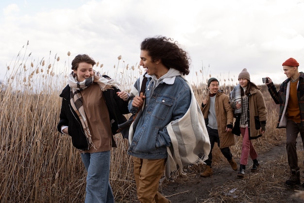 Amigos caminhando juntos tiro médio