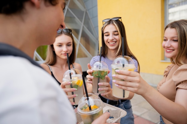 Amigos com bebidas deliciosas de perto