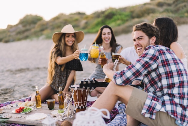 Foto grátis amigos com bebidas na praia