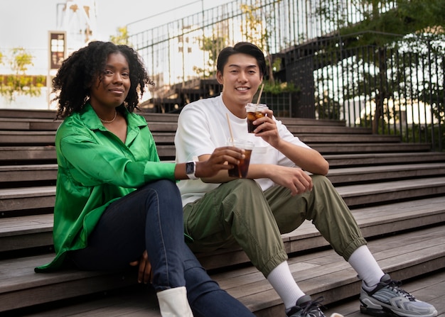 Foto grátis amigos com café gelado completo