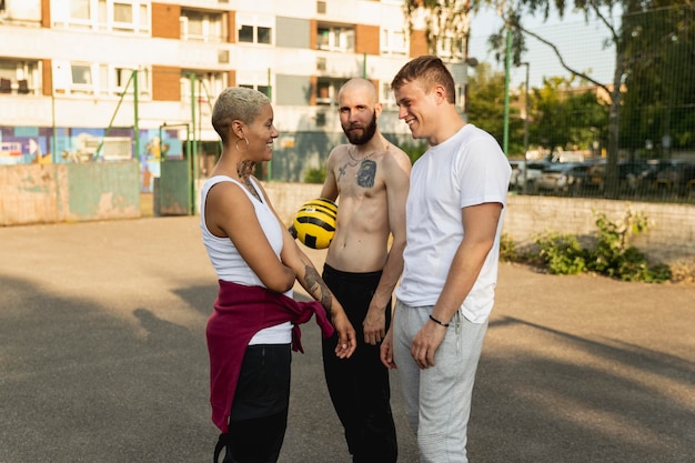 Amigos com chute médio de futebol