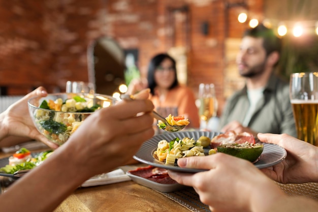 Foto grátis amigos com comida deliciosa de perto