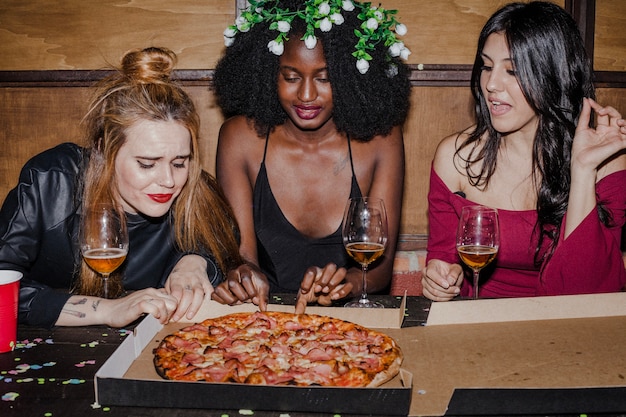 Foto grátis amigos com fome de pizza